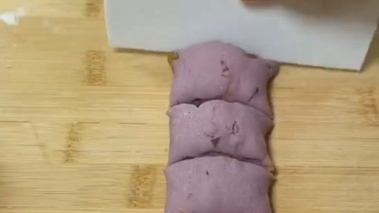 紫薯小馒头,取一部分面团，搓成长条，再切成小剂子