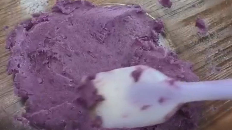 紫薯小馒头,紫薯给它压成泥，做馒头的话，不需要说一定要求弄成非常细腻。
