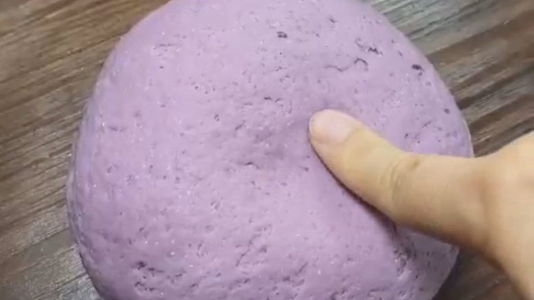 紫薯小馒头,揉成这样，光滑不粘手，不粘碗的状态就可以了。