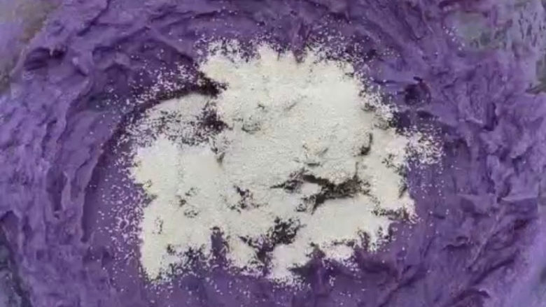 紫薯小馒头,然后加入酵母粉，酵母粉的量还是要根据你做的量来加，做得多的话要多加哟。