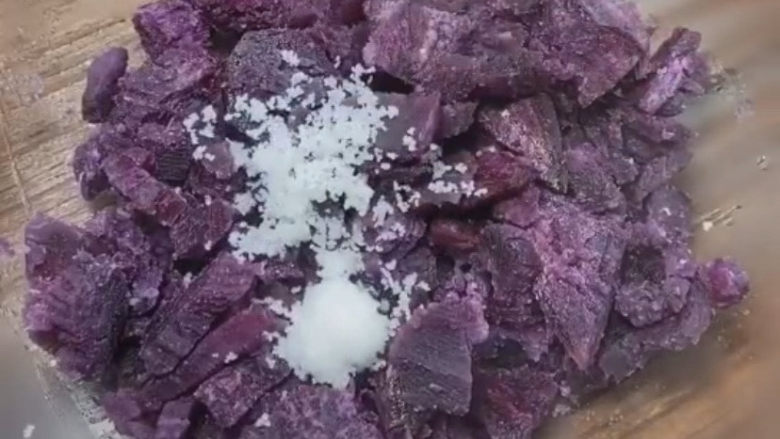 紫薯小馒头,蒸熟的紫薯倒入碗中，加入一勺白砂糖，这样做好的馒头有点甜味，更好吃。不想放糖也可以不放，没有影响。