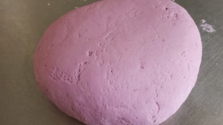 紫薯小馒头（葡萄馒头）,把步骤6的材料揉成紫薯面团