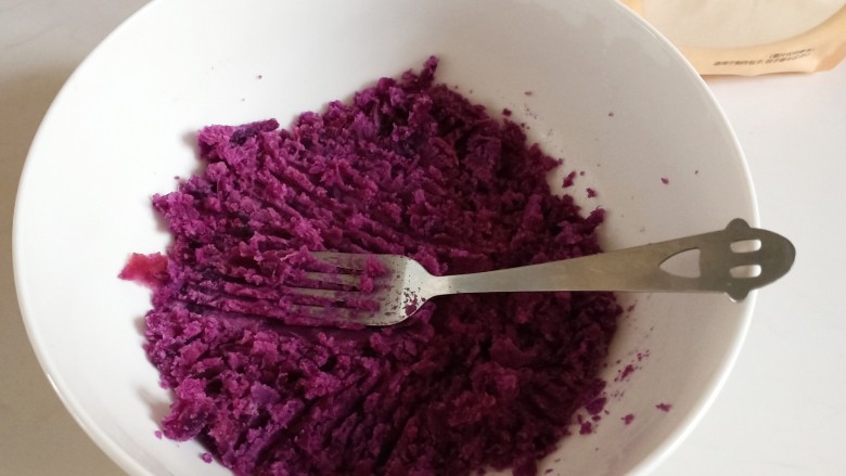 紫薯小馒头（葡萄馒头）,趁着不太烫手的时候取出紫薯，压成泥