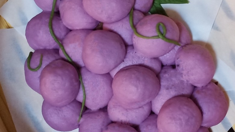 紫薯小馒头（葡萄馒头）,放在40－50度的锅上发酵到1.5倍大