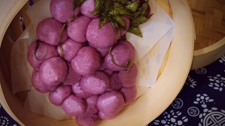 紫薯小馒头（葡萄馒头）,发酵好后，开始蒸馒头，大概20分钟后蒸熟，不要开盖，焖5分钟左右，再慢慢开盖