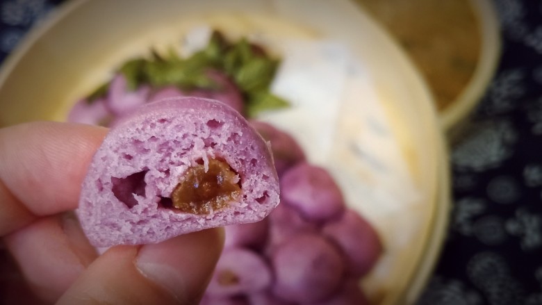 紫薯小馒头（葡萄馒头）,每一个紫薯馒头里都有一个葡萄干，非常好吃。一口一个小馒头很适合小朋友。