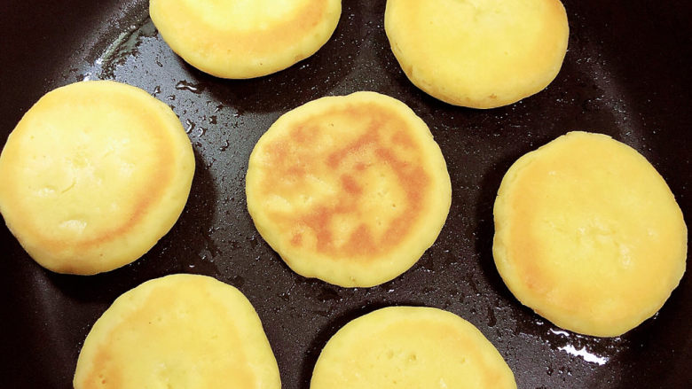 黄金玉米饼,小火慢煎，4分钟翻面，继续慢煎4分钟。
