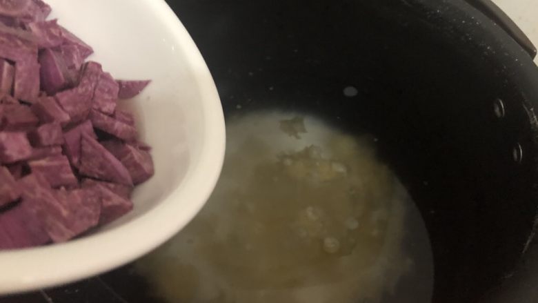紫薯银耳粥,加入到锅里
