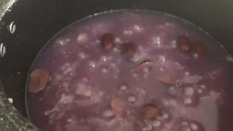 紫薯银耳粥,1小时后的样子，出锅了
