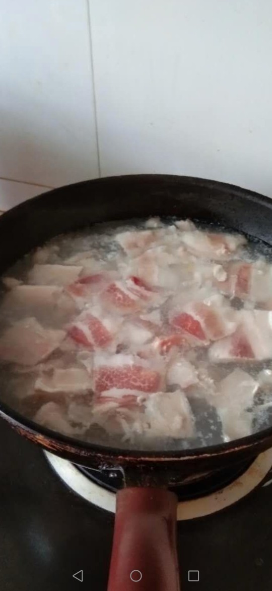 酸菜汆白肉,起锅烧水开后下肉片