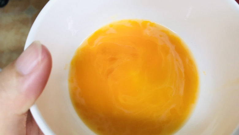 黄金玉米饼,鸡蛋打入碗中打散