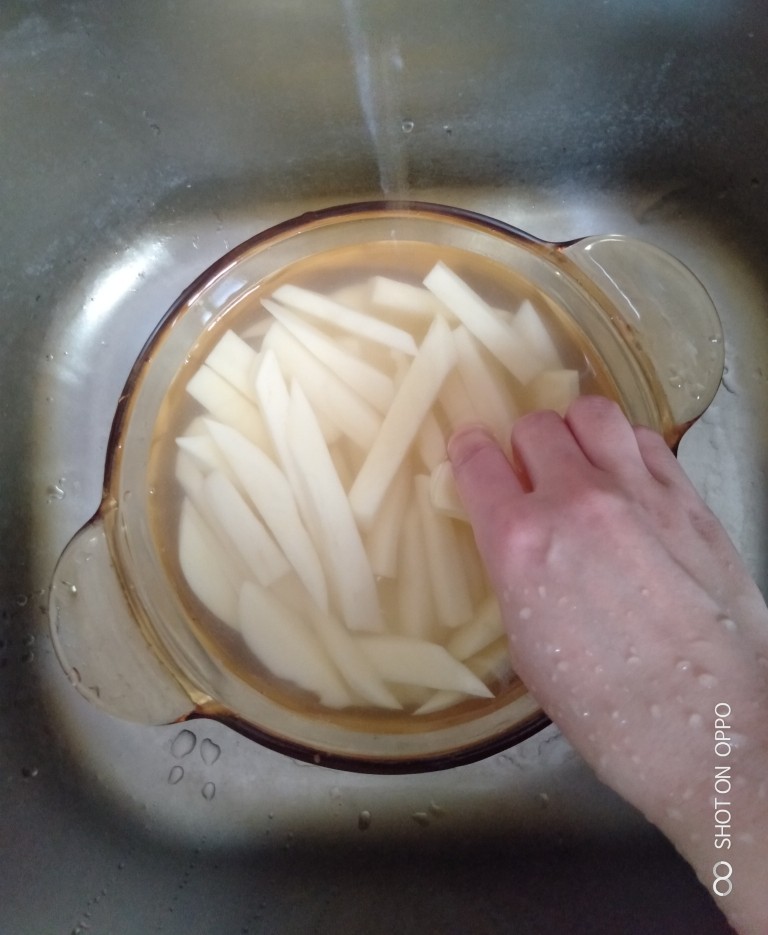 炸薯条,放水里泡洗干净，把淀粉洗掉，这样就不会粘锅