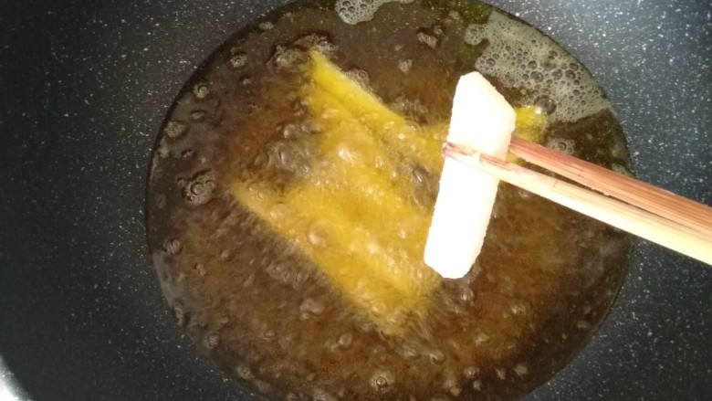 炸薯条,锅里放油烧热，放支筷子下去冒泡泡就可以把土豆放下去炸了