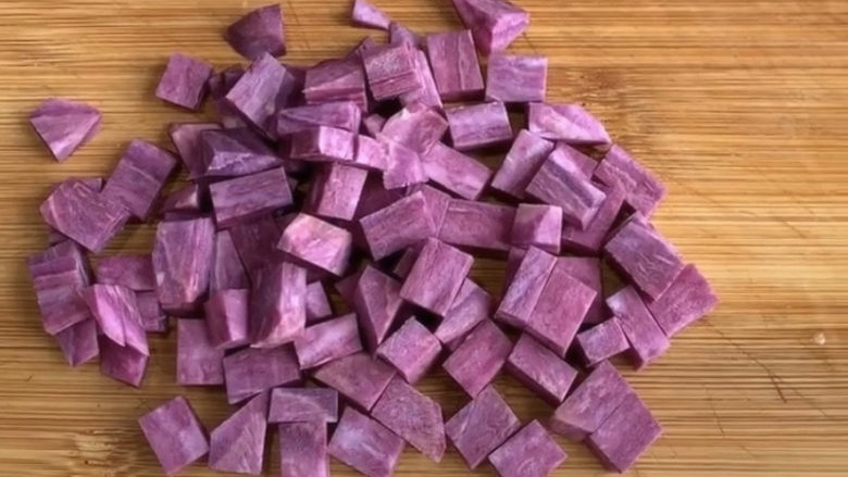 紫薯银耳粥,<a style='color:red;display:inline-block;' href='/shicai/ 2643'>紫薯</a>去皮给它切成小方块，大小大概1.5厘米的长宽，太大不容易熟，太小煮完容易稀碎，这样煮完的汤就变得浑浊了。