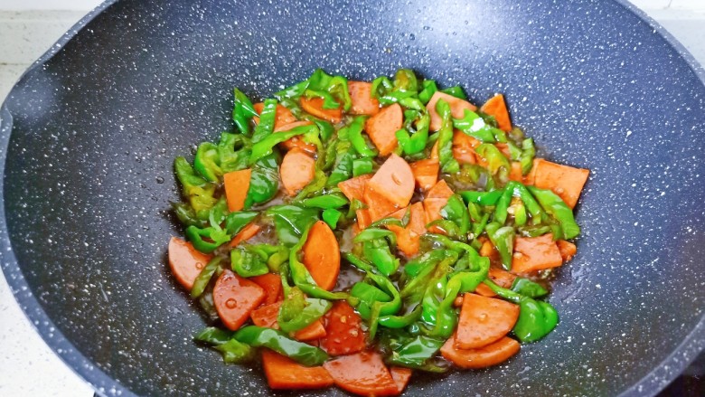 青椒炒香肠,将调味料翻炒均匀即可出锅。
