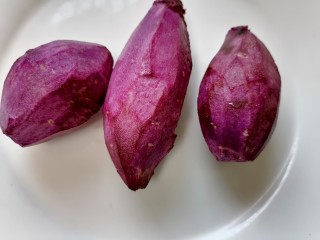 紫薯小馒头,将紫薯洗干净去皮