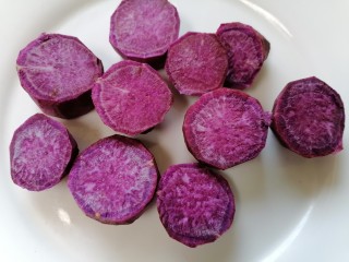 紫薯小馒头,将紫薯切成小块