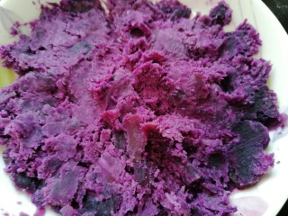 紫薯小馒头,将紫薯压成泥状