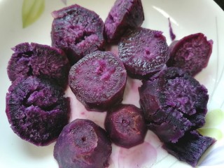 紫薯小馒头,蒸熟取出