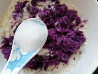 紫薯小馒头,放入两勺白糖