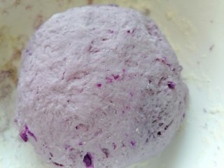 紫薯小馒头,搅拌均匀后揉成一个光滑的紫薯团