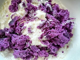 紫薯小馒头,放入紫薯泥