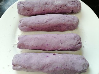 紫薯小馒头,将面团搓成长条状