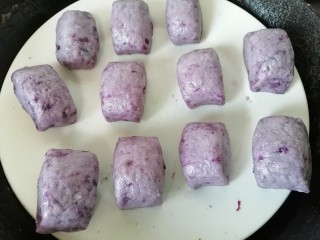 紫薯小馒头,蒸十五分钟左右然后焖一会取出