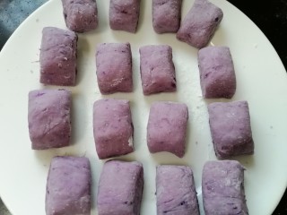 紫薯小馒头,切成均匀的馒头胚