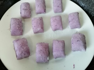 紫薯小馒头,放入蒸锅二次发酵一会，然后用冷水下锅开始蒸