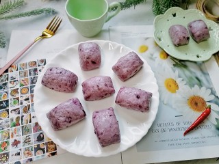 紫薯小馒头,拍上成品图，美味又营养的紫薯小馒头就完成了。