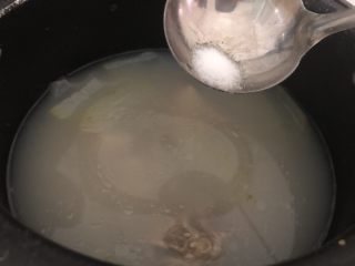冬瓜薏米汤,煮好后加入适量的盐，搅一下，出锅