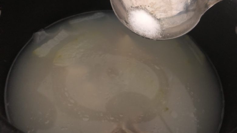 冬瓜薏米汤,煮好后加入适量的盐，搅一下，出锅