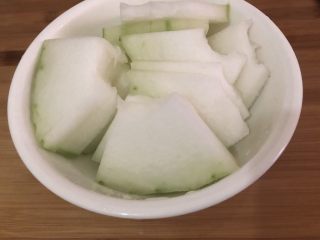 冬瓜薏米汤,洗干净，切块