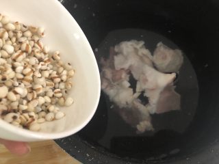 冬瓜薏米汤,再把泡好的薏米倒入锅里