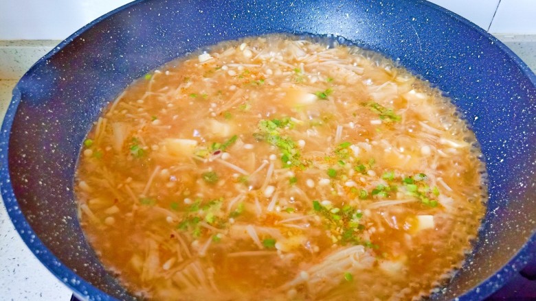 金针菇豆腐汤,撒点葱花即可关火了。