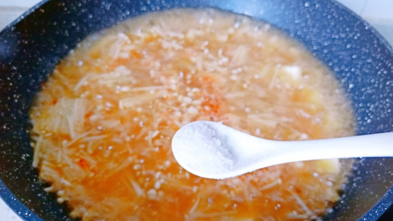 金针菇豆腐汤,一点点盐调味。