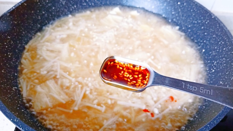 金针菇豆腐汤,喜欢吃辣的可以加一点辣椒油。