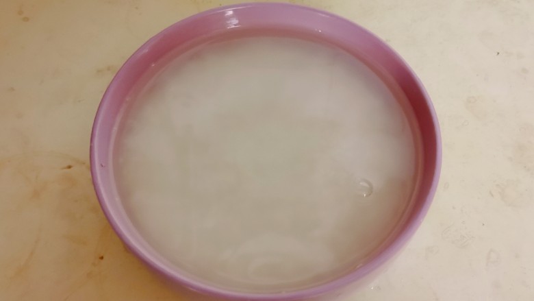 紫薯银耳粥,粥米清洗干净，用清水浸泡1个小时。