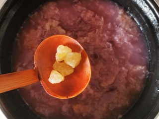 紫薯银耳粥,趁热放入冰糖 搅拌即可融化。