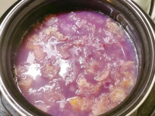 紫薯银耳粥,时间到，很香很浓稠。