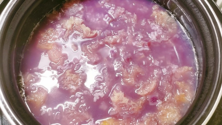 紫薯银耳粥,时间到，很香很浓稠。