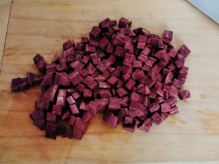 紫薯银耳粥,切小丁备用。