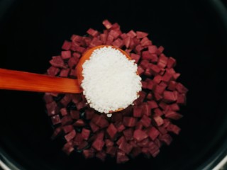 紫薯银耳粥,放入泡好的粥米。