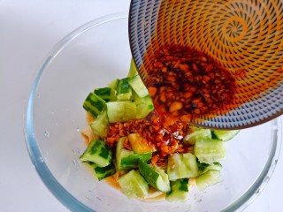 黄瓜拌腐竹,加入调味料搅拌均匀即可享用。