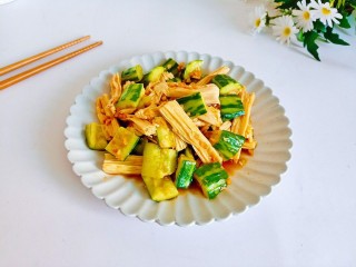 黄瓜拌腐竹,天热来一份，酸辣开胃的黄瓜拌腐竹别提多爽了。