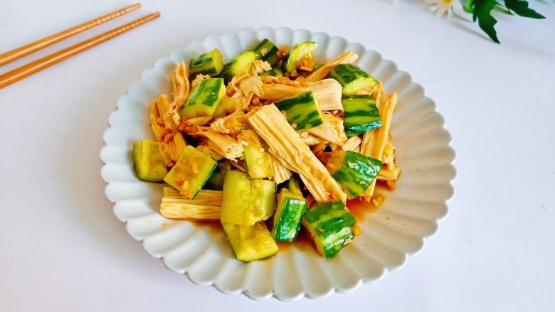 黄瓜拌腐竹,天热来一份，酸辣开胃的黄瓜拌腐竹别提多爽了。