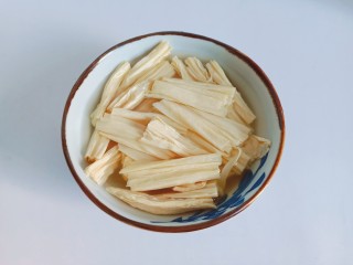 黄瓜拌腐竹,有了盐与醋的加入，泡腐竹只要10-15分钟即可。