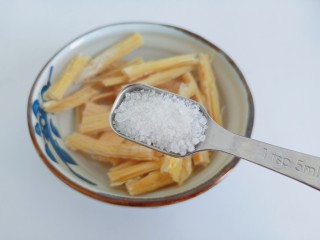黄瓜拌腐竹,加一勺盐可以加快腐竹快速吸饱水份。