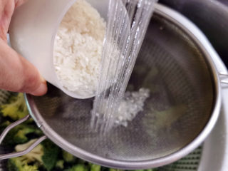 紫薯银耳粥,清洗大米